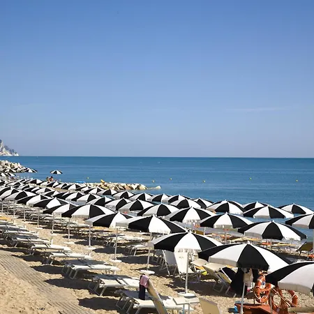 Apartamento 225 - Villaggio Riva Musone Con Portico E Ampio Giardino, Climatizzata 200 Mt Dal Mare, Pulizia, Biancheria Incluse *