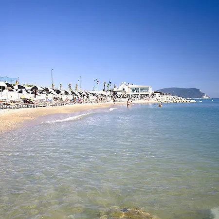 225 - Villaggio Riva Musone Con Portico E Ampio Giardino, Climatizzata 200 Mt Dal Mare, Pulizia, Biancheria Incluse